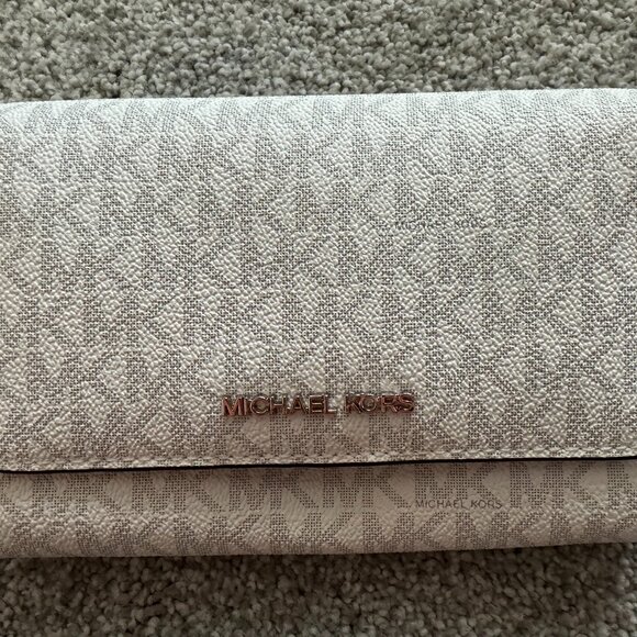 Michael Kors Phone Wallet - Picture 1 of 3